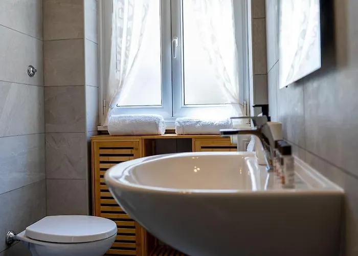 1min From Metro Large And Quiet Apartment
